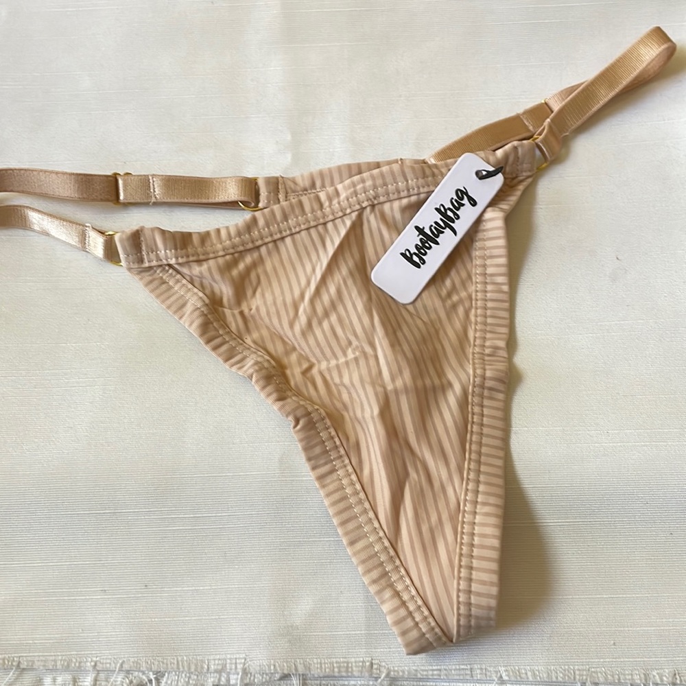 NWT BootayBag Thongs Size medium tan color